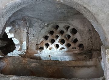 italy/sicily/attraction/akrai-necropolis