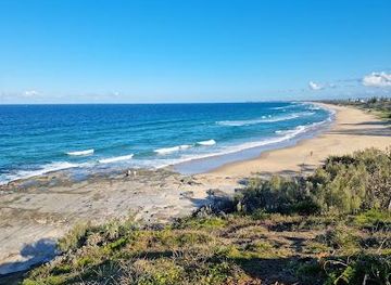 australia/noosa/attraction/point-cartwright-beach