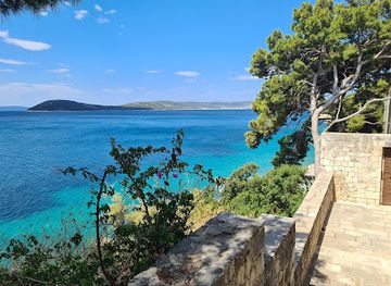 croatia/split/meje/attraction/mestroviceve-crikvine-kastilac