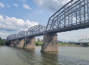 kentucky/mississippi-plateau/attraction/purple-people-bridge