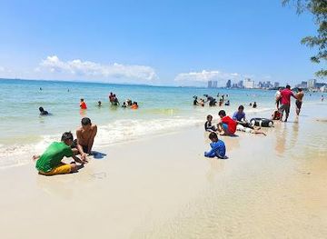 cambodia/sihanoukville/attraction/ochheuteal-beach