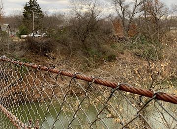 oklahoma/frontier-country/attraction/the-swinging-bridge