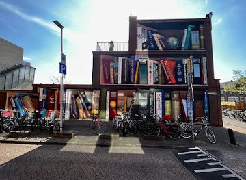 netherlands/utrecht/attraction/boekenkast-street-art-muurschildering
