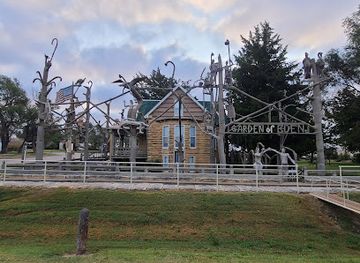 kansas/glaciated-region/attraction/s-p-dinsmoor-s-garden-of-eden