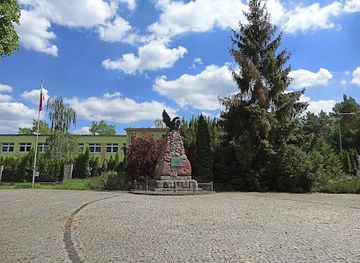 poland/zegrze-reservoir/attraction/pomnik-niezlomnych-zolnierzy-jozefa-pilsudskiego