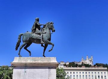 france/lyon/attraction/place-bellecour