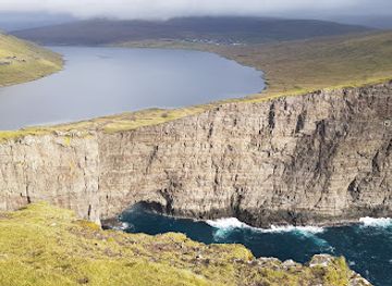 faroe-islands/gjogv/attraction/slave-cliff-lake-above-the-ocean