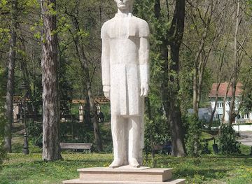 romania/deva/attraction/statuia-lui-mihai-eminescu