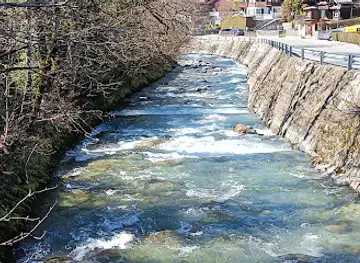 Campana ludica lungo fiume