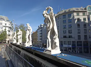 Giebelstatuen des Lazanskyhauses