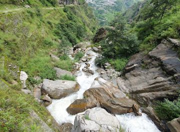 india/valley-of-flowers-national-park/attraction/local-waterfall