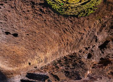 iceland/kerlingarfjoll/attraction/caves-of-hella