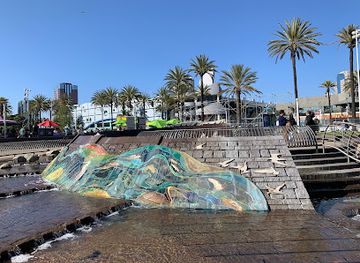 california/long-beach/the-pike/attraction/aquarium-fountain