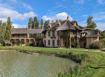 france/paris/attraction/queen-s-hamlet