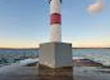 michigan/petoskey/attraction/petoskey-bayfront-breakwater