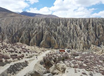 nepal/mustang/attraction/cave-monastery