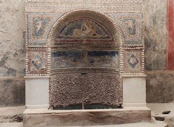 italy/pompeii/villa-of-the-mysteries/attraction/casa-dell-orso-ferito