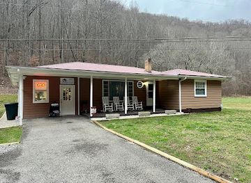 west-virginia/hatfield-mccoy-mountains/attraction/devil-anse-hatfield-homeplace-site