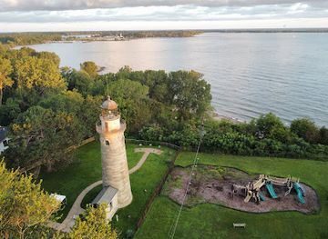 pennsylvania/presque-isle-state-park/attraction/erie-land-lighthouse