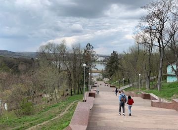 moldova/vatra/attraction/the-monument-of-ion-and-doina-aldea-teodorovici