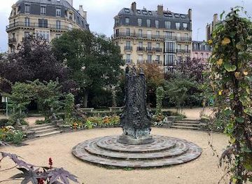 france/paris/attraction/square-rene-viviani