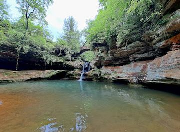 ohio/hocking-hills/attraction/whispering-cave-trail-head-2-visitor-center-start