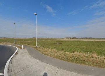 belgium/knokke-heist/attraction/monument-proud-doorwilliams-beeld-lachende-jonge-dame