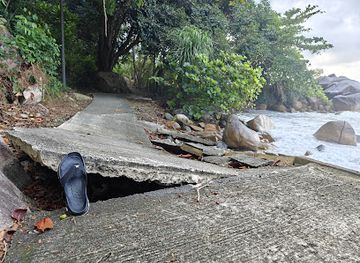malaysia/tioman-island/attraction/broken-bridge-lagoon
