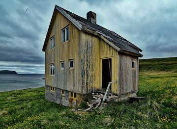 norway/nordkapp/attraction/the-old-house-north-light