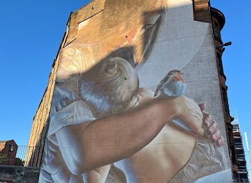 united-kingdom/glasgow/attraction/mural-of-woman-child-and-robin-st-mungo-and-mother