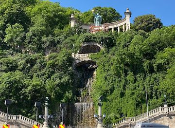 hungary/budapest/gellert-hill/attraction/gellert-hill-waterfall