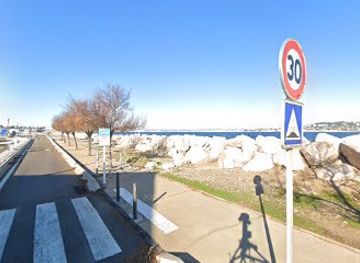 france/les-calanques-national-park/attraction/digue-est-du-port-de-la-pointe-rouge