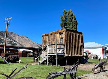 california/central-california/attraction/upside-down-house