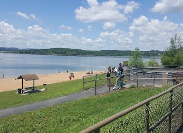 missouri/table-rock-lake/attraction/moonshine-beach