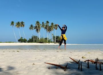 indonesia/pulau-derawan/attraction/manimbora-beach