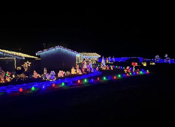 california/redding/attraction/the-spence-family-christmas-display