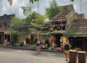 vietnam/hoi-an-ancient-town/attraction/memory-statue-of-kazimierz-kwiatkowski