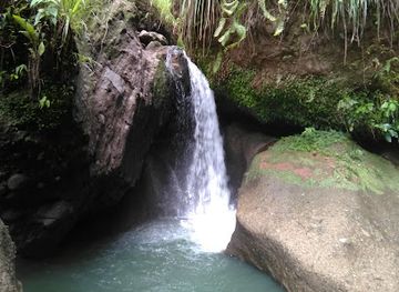 saint-lucia/canaries-quarter/attraction/bat-cave-falls
