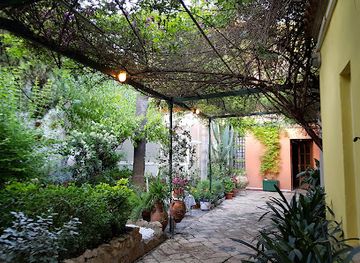 spain/cordoba/attraction/patio-de-la-plaza-de-las-tazas