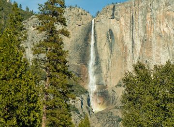 california/yosemite/attraction/yosemite-falls-view
