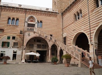 italy/verona/verona-city-centre/attraction/courtyard-of-the-old-market