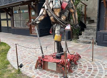 argentina/cerro-fitz-roy/attraction/estatua-de-carlos-regazzoni-homenaje-a-pioneros-del-alpinismo