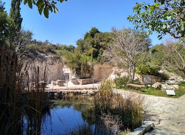 israel/judean-desert/attraction/maarat-niknor