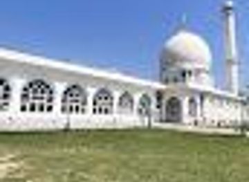 india/gulmarg/attraction/dargah-chinar-park