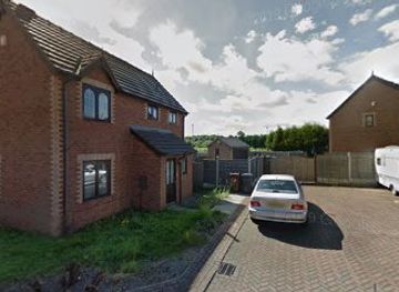 united-kingdom/leeds/attraction/tennis-court-tree