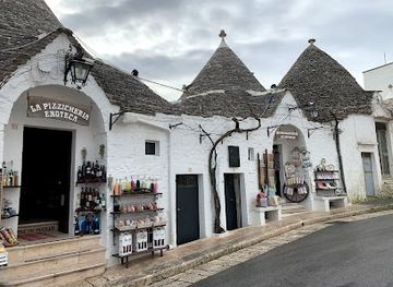 italy/apulia/attraction/trullo-siamese-negozio-souvenirs