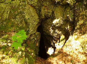 croatia/banovina/attraction/vucja-jama