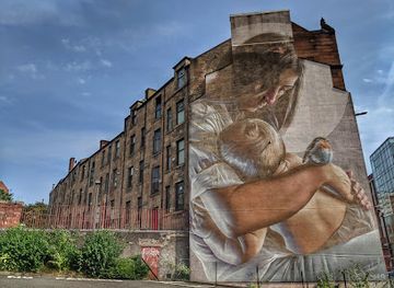united-kingdom/glasgow/gorbals/attraction/mural-of-woman-child-and-robin-st-mungo-and-mother