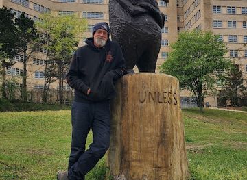 arkansas/little-rock/downtown/attraction/lorax-tree-carving