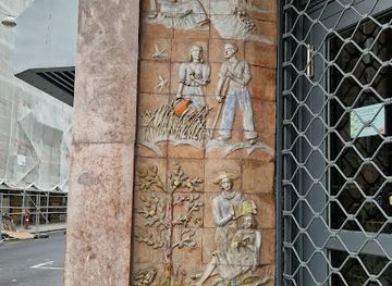 hungary/budapest/attraction/ornament-at-the-door